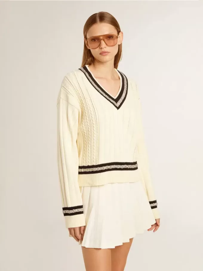 Maglione corto da donna con motivo a trecce, bordi a costine blu e cristalli Maglione corto da donna con motivo a trecce, bordi a costine blu e cristalli
