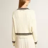 Maglione corto da donna con motivo a trecce, bordi a costine blu e cristalli Maglione corto da donna con motivo a trecce, bordi a costine blu e cristalli