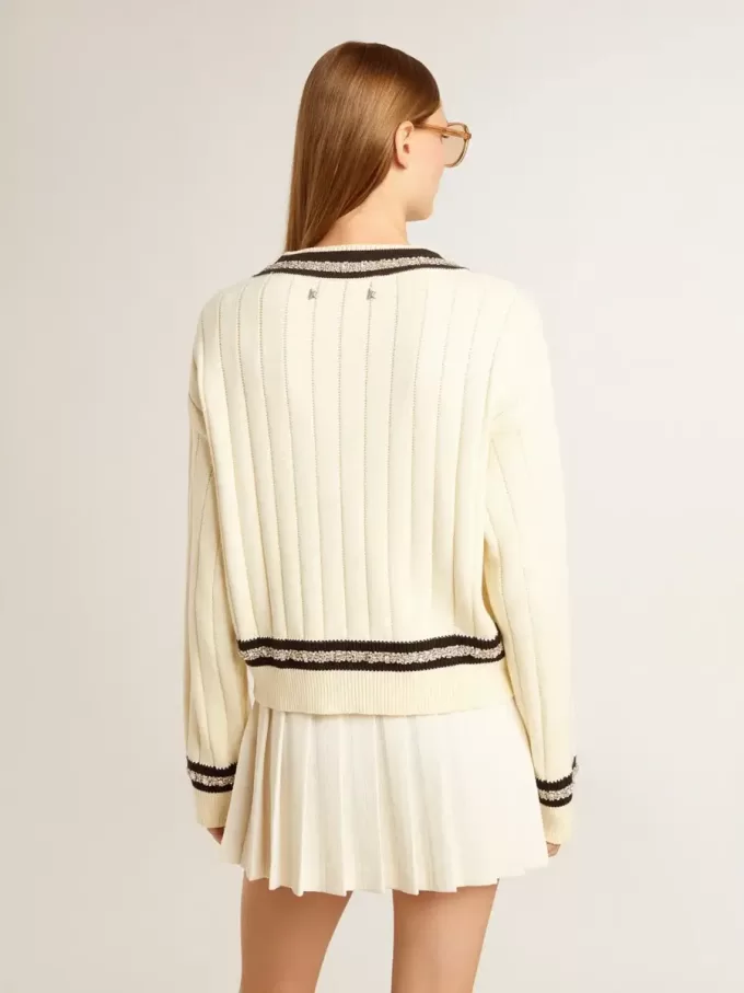 Maglione corto da donna con motivo a trecce, bordi a costine blu e cristalli Maglione corto da donna con motivo a trecce, bordi a costine blu e cristalli