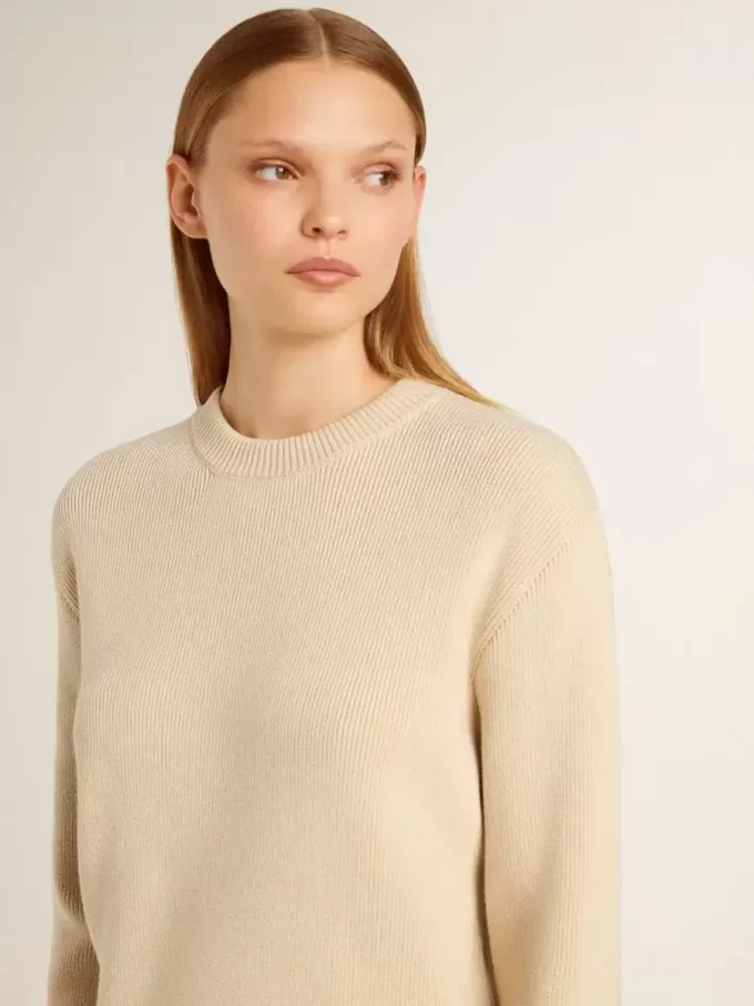 Maglione da donna beige con scritta “Golden” sul retro Maglione da donna beige con scritta “Golden” sul retro