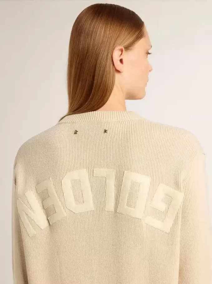 Maglione da donna beige con scritta “Golden” sul retro Maglione da donna beige con scritta “Golden” sul retro