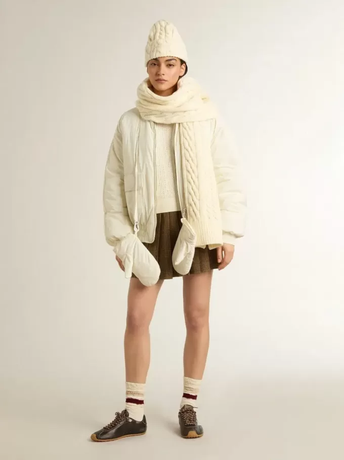 Maglione da donna con collo a giro in lana merino bianca con cristalli su tutta la superficie Maglione da donna con collo a giro in lana merino bianca con cristalli su tutta la superficie