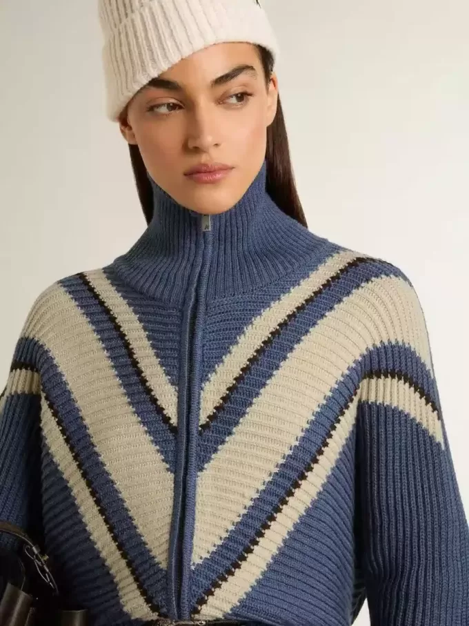 Maglione da donna in lana jacquard azzurro con motivo color crema Maglione da donna in lana jacquard azzurro con motivo color crema