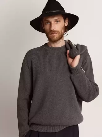 Maglione da uomo a collo rotondo in cotone grigio scuro con logo sul retro Maglione da uomo a collo rotondo in cotone grigio scuro con logo sul retro
