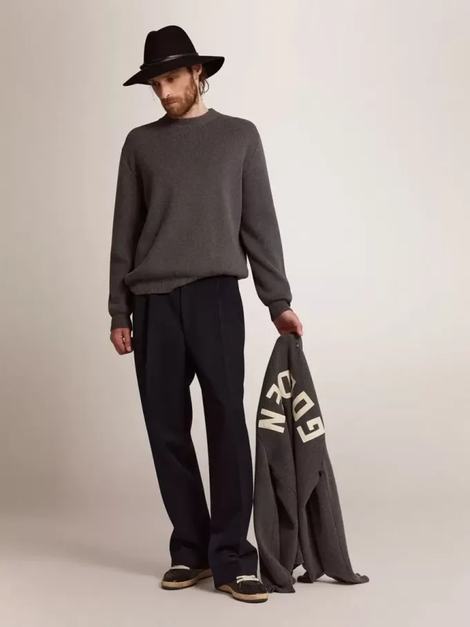 Maglione da uomo a collo rotondo in cotone grigio scuro con logo sul retro Maglione da uomo a collo rotondo in cotone grigio scuro con logo sul retro