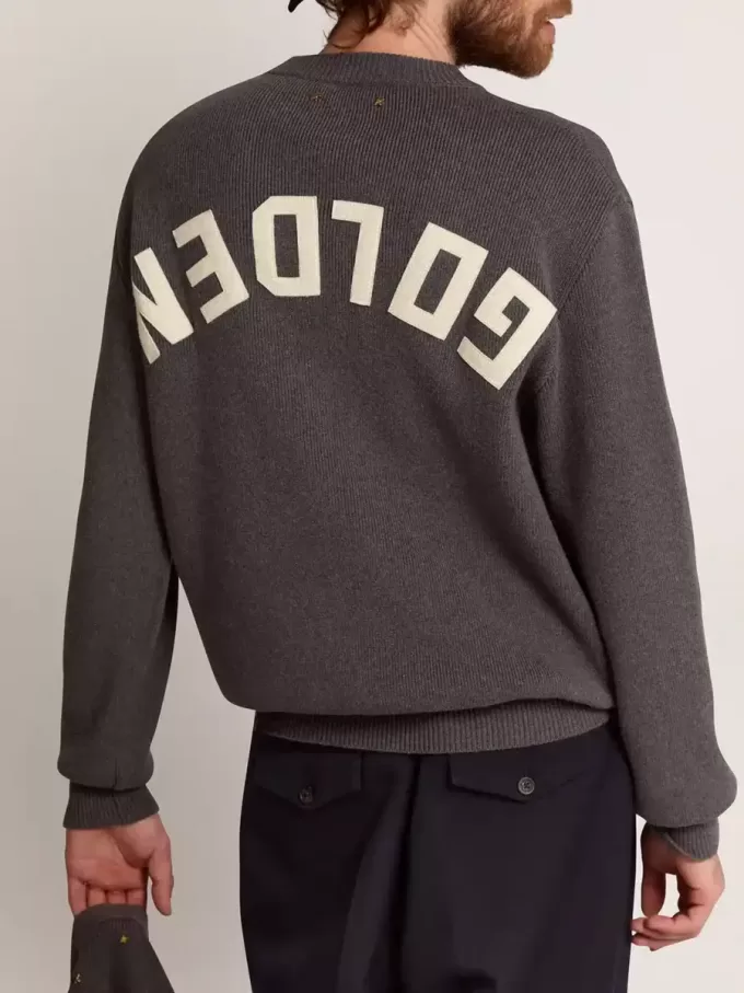 Maglione da uomo a collo rotondo in cotone grigio scuro con logo sul retro Maglione da uomo a collo rotondo in cotone grigio scuro con logo sul retro