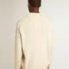 Maglione da uomo a girocollo in cotone color panama con logo sul retro Maglione da uomo a girocollo in cotone color panama con logo sul retro