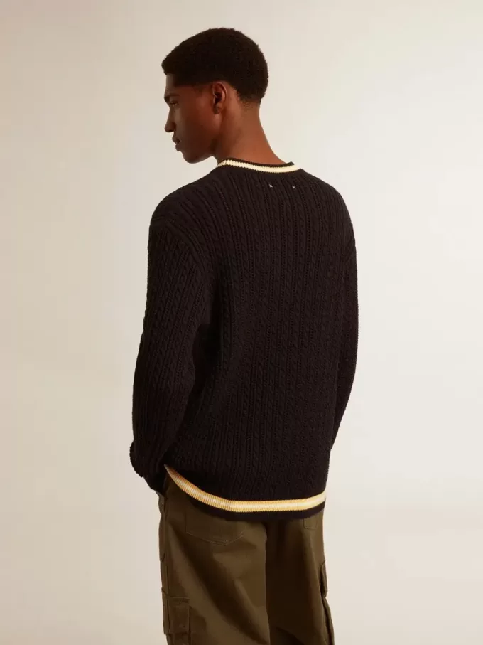 Maglione da uomo blu con collo rotondo e bordi a costine a contrasto Maglione da uomo blu con collo rotondo e bordi a costine a contrasto
