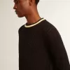 Maglione da uomo blu con collo rotondo e bordi a costine a contrasto Maglione da uomo blu con collo rotondo e bordi a costine a contrasto