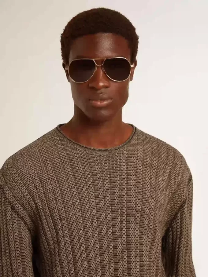 Maglione da uomo color travertino con scritta “Golden” sul retro Maglione da uomo color travertino con scritta “Golden” sul retro