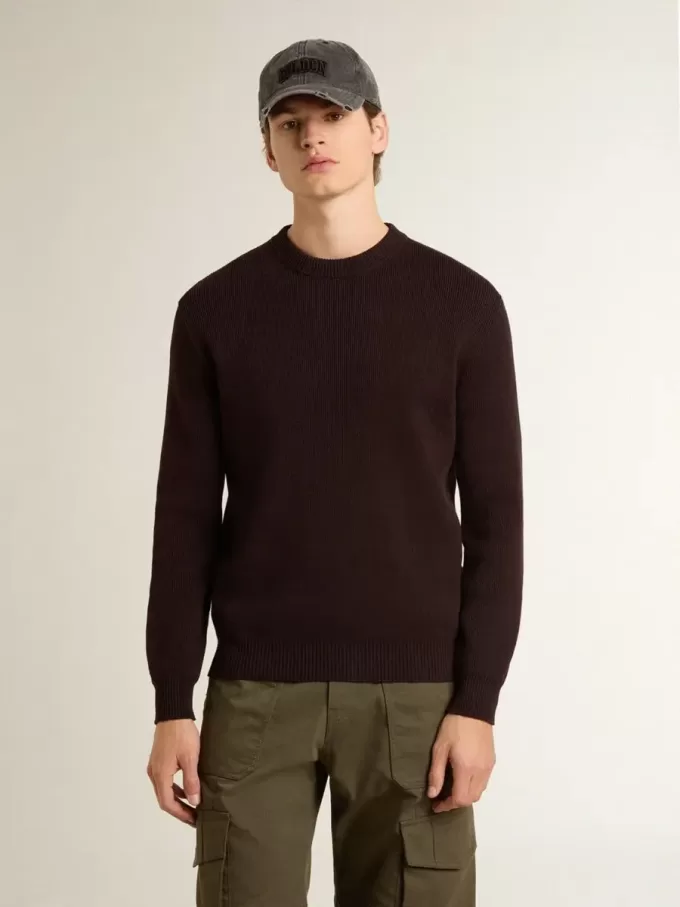 Maglione da uomo marrone con collo a giro e scritta “Golden” sul retro Maglione da uomo marrone con collo a giro e scritta “Golden” sul retro