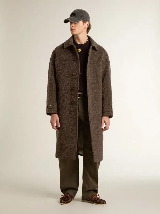 Maglione da uomo marrone con collo a giro e scritta “Golden” sul retro Maglione da uomo marrone con collo a giro e scritta “Golden” sul retro