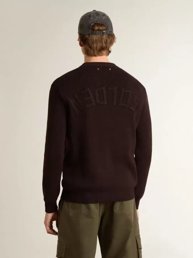 Maglione da uomo marrone con collo a giro e scritta “Golden” sul retro Maglione da uomo marrone con collo a giro e scritta “Golden” sul retro