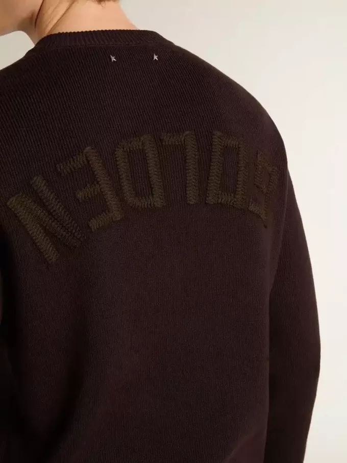 Maglione da uomo marrone con collo a giro e scritta “Golden” sul retro Maglione da uomo marrone con collo a giro e scritta “Golden” sul retro