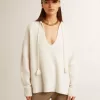 Maglione in lana a coste con scollo a V e coulisse con nappine