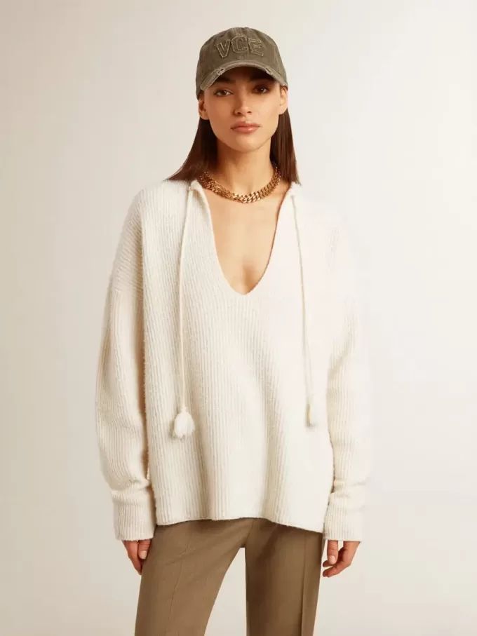 Maglione in lana a coste con scollo a V e coulisse con nappine