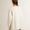 Maglione in lana a coste con scollo a V e coulisse con nappine