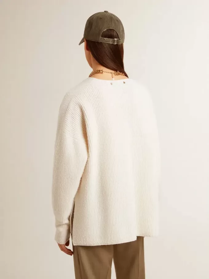 Maglione in lana a coste con scollo a V e coulisse con nappine