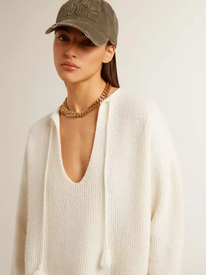 Maglione in lana a coste con scollo a V e coulisse con nappine