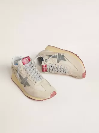 Marathon da donna con tomaia in nylon beige e stella grigia