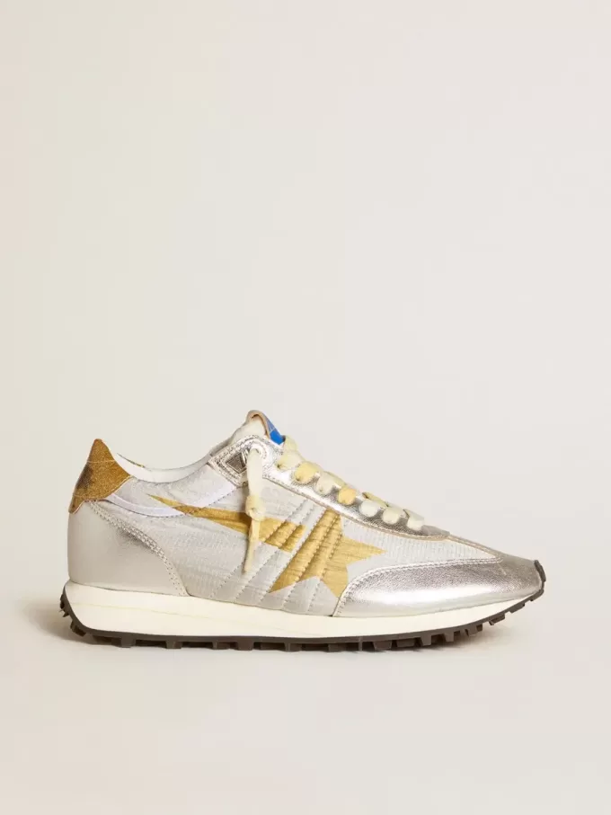 Marathon da donna con tomaia in nylon ripstop argento e stella dorata Marathon da donna con tomaia in nylon ripstop argento e stella dorata