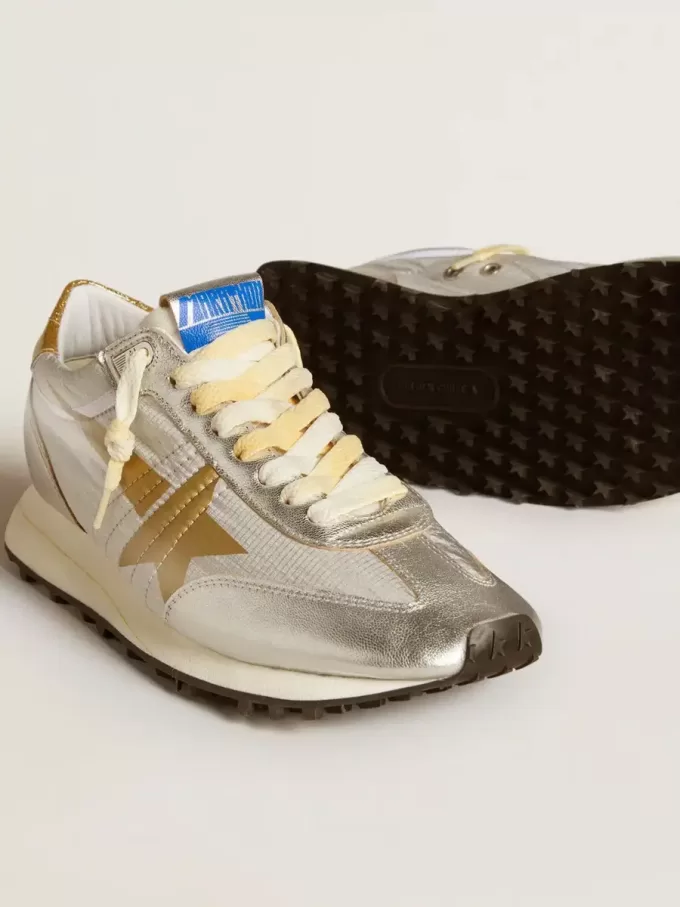 Marathon da donna con tomaia in nylon ripstop argento e stella dorata Marathon da donna con tomaia in nylon ripstop argento e stella dorata