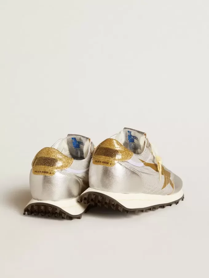 Marathon da donna con tomaia in nylon ripstop argento e stella dorata Marathon da donna con tomaia in nylon ripstop argento e stella dorata