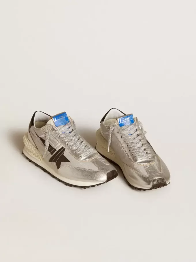 Marathon da donna con tomaia in nylon ripstop argento e stella nera Marathon da donna con tomaia in nylon ripstop argento e stella nera
