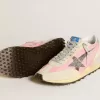 Marathon da donna in nylon rosa e pelle scamosciata beige con stella stampata nera Marathon da donna in nylon rosa e pelle scamosciata beige con stella stampata nera