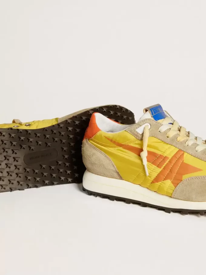 Marathon da uomo con tomaia in nylon giallo e stella arancione Marathon da uomo con tomaia in nylon giallo e stella arancione