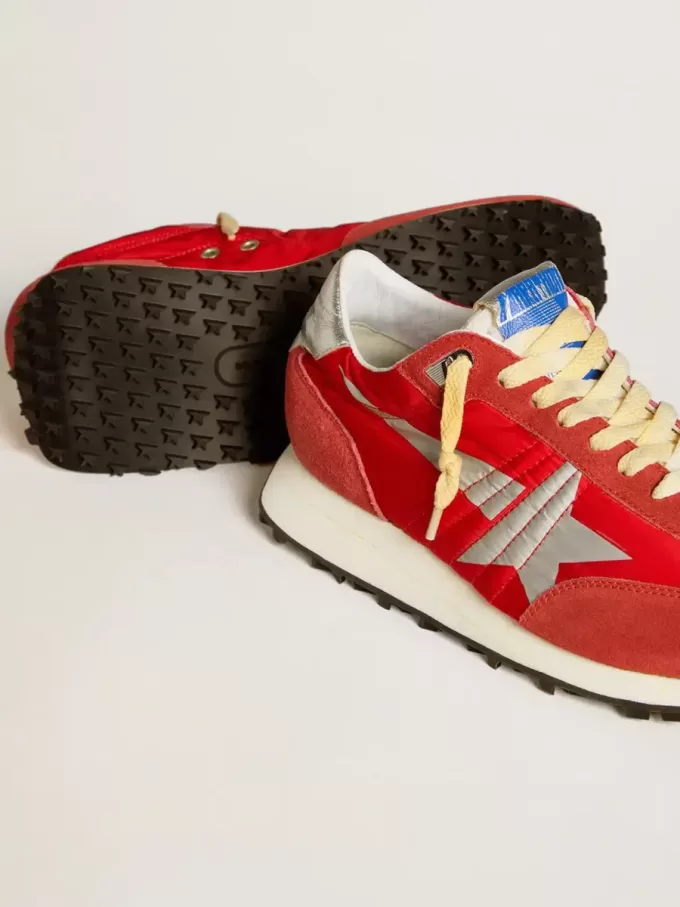 Marathon da uomo con tomaia in nylon rosso e stella argentata Marathon da uomo con tomaia in nylon rosso e stella argentata