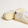 Matchstar da donna in pelle bianca con tallone in pelle blu scuro