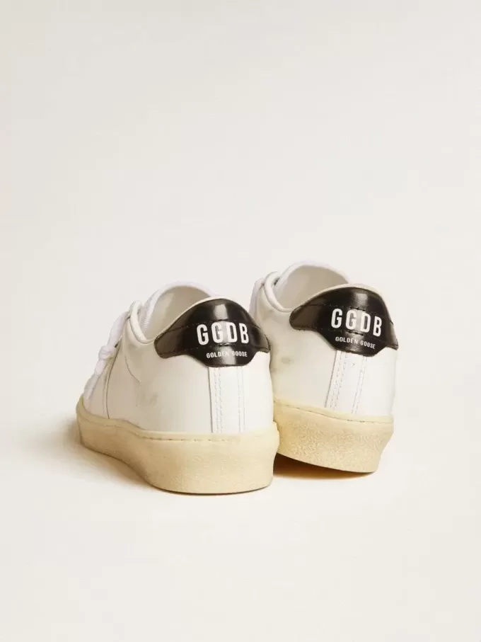 Matchstar da donna in pelle bianca con tallone in pelle blu scuro