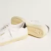 Matchstar in pelle bianca con linguetta sul tallone in pelle blu scuro