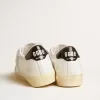 Matchstar in pelle bianca con linguetta sul tallone in pelle blu scuro