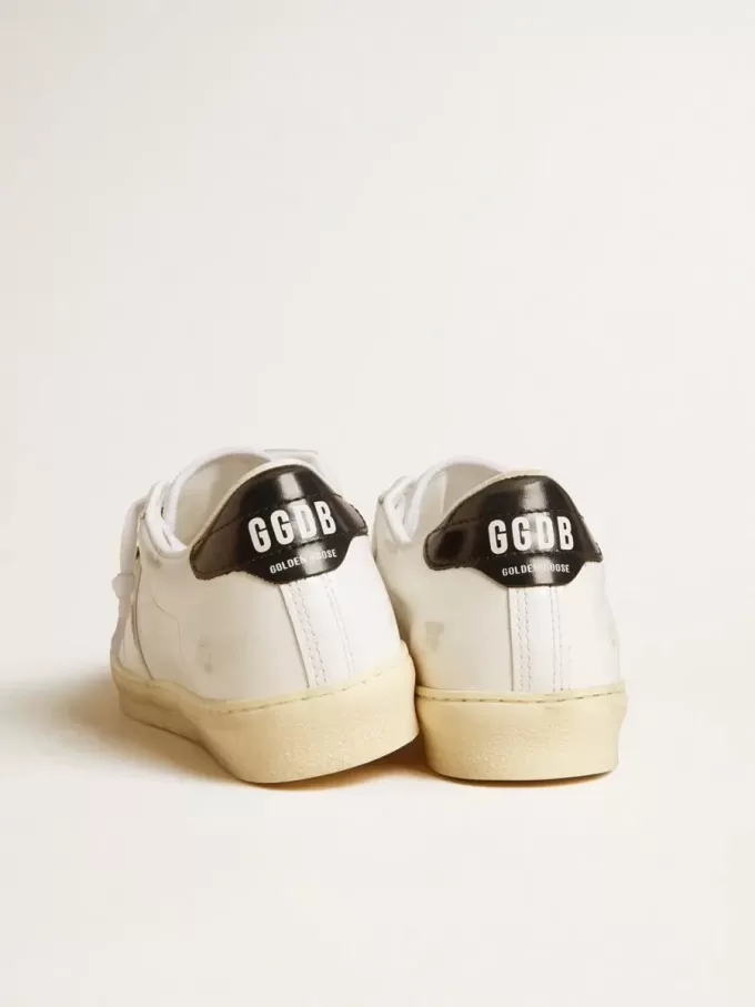 Matchstar in pelle bianca con linguetta sul tallone in pelle blu scuro