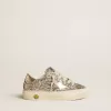 May Junior in glitter platino con stella in pelle metallizzata e linguetta sul tallone May Junior in glitter platino con stella in pelle metallizzata e linguetta sul tallone