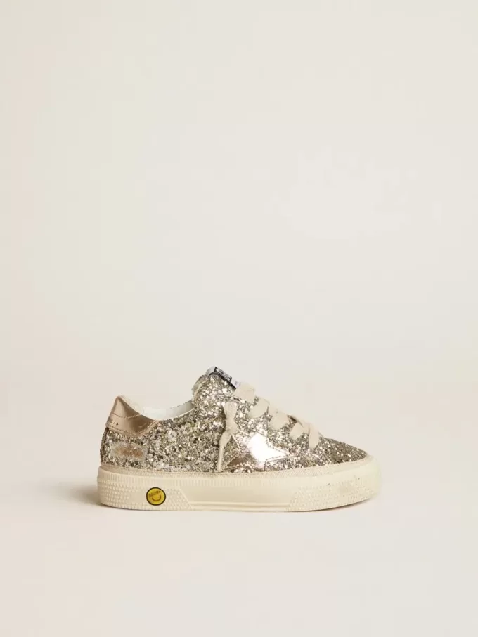 May Junior in glitter platino con stella in pelle metallizzata e linguetta sul tallone May Junior in glitter platino con stella in pelle metallizzata e linguetta sul tallone