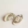 May Junior in glitter platino con stella in pelle metallizzata e linguetta sul tallone May Junior in glitter platino con stella in pelle metallizzata e linguetta sul tallone