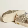 May Junior in glitter platino con stella in pelle metallizzata e linguetta sul tallone May Junior in glitter platino con stella in pelle metallizzata e linguetta sul tallone