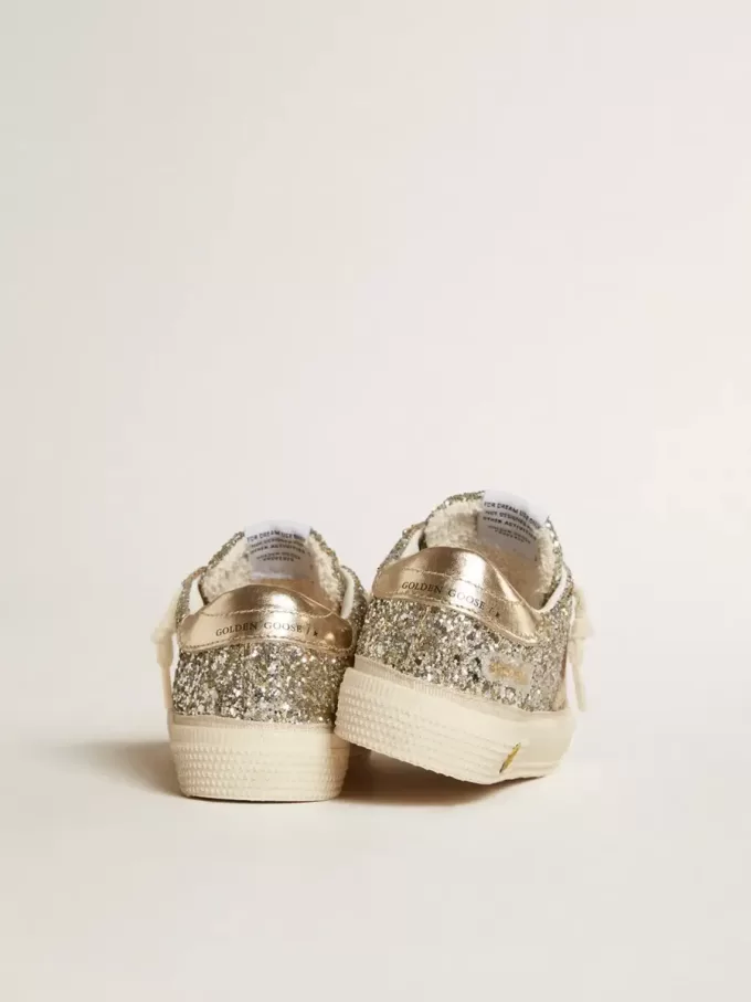 May Junior in glitter platino con stella in pelle metallizzata e linguetta sul tallone May Junior in glitter platino con stella in pelle metallizzata e linguetta sul tallone