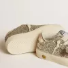 May Teen in glitter platino con stella e linguetta sul tallone in pelle dorata May Teen in glitter platino con stella e linguetta sul tallone in pelle dorata