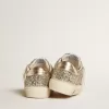 May Teen in glitter platino con stella e linguetta sul tallone in pelle dorata May Teen in glitter platino con stella e linguetta sul tallone in pelle dorata