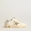 May Teen in pelle bianca con stella glitterata dorata e linguetta sul tallone argentata May Teen in pelle bianca con stella glitterata dorata e linguetta sul tallone argentata