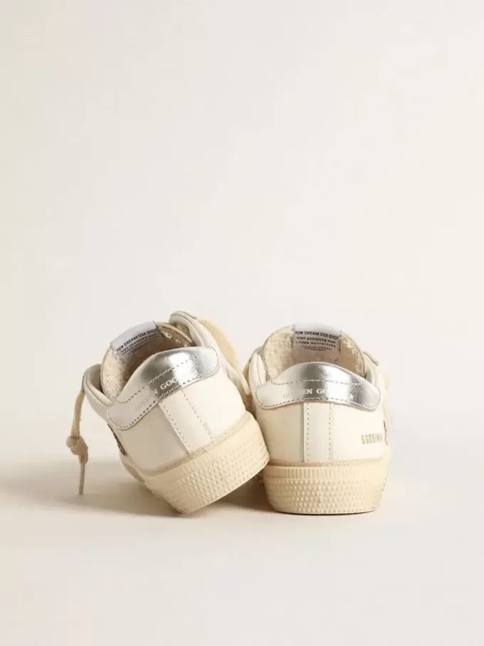 May Teen in pelle bianca con stella glitterata dorata e linguetta sul tallone argentata May Teen in pelle bianca con stella glitterata dorata e linguetta sul tallone argentata