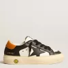 May Teen in pelle bianca e nera con stella nera e linguetta arancione sul tallone May Teen in pelle bianca e nera con stella nera e linguetta arancione sul tallone