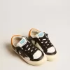 May Teen in pelle bianca e nera con stella nera e linguetta arancione sul tallone May Teen in pelle bianca e nera con stella nera e linguetta arancione sul tallone