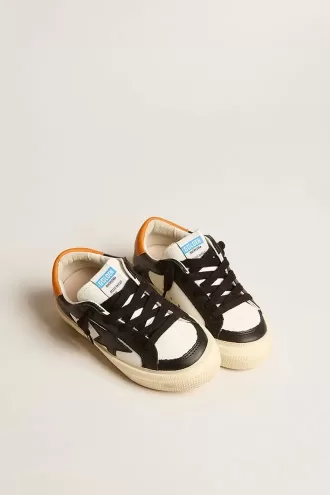 May Teen in pelle bianca e nera con stella nera e linguetta arancione sul tallone