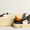 May Teen in pelle bianca e nera con stella nera e linguetta arancione sul tallone May Teen in pelle bianca e nera con stella nera e linguetta arancione sul tallone