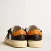 May Teen in pelle bianca e nera con stella nera e linguetta arancione sul tallone May Teen in pelle bianca e nera con stella nera e linguetta arancione sul tallone